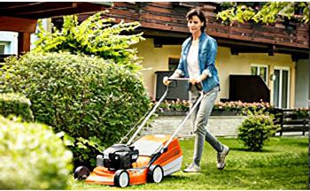 foto de mujer con cortacesped stihl