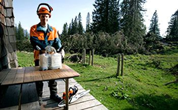 foto de hombre con aceites y lubricantes stihl