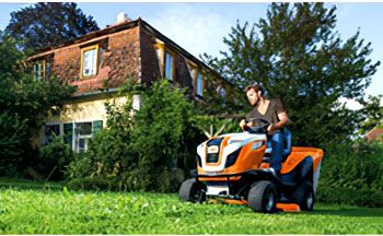 foto de tractor cortacesped trabajando stihl