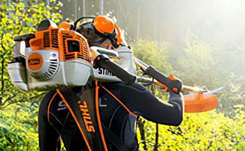 foto de persona con desbrozadora al hombro stihl